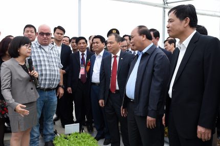 Thủ tướng Nguyễn Xuân Phúc ấn nút khởi động sản xuất nông nghiệp công nghệ cao tại tỉnh Hà Nam
