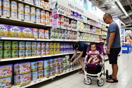 Giá sữa bột tại Singapore tăng gấp đôi sau một thập kỷ
