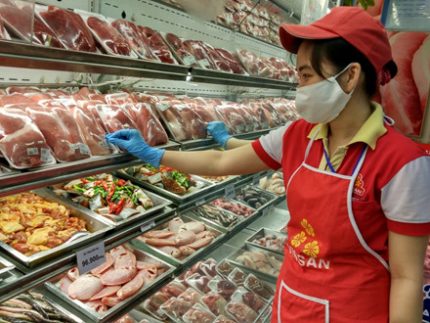 Diễn biến giá thịt heo, gà và vịt tại trại chăn nuôi từ tháng 4/2016 đến 4/2017.